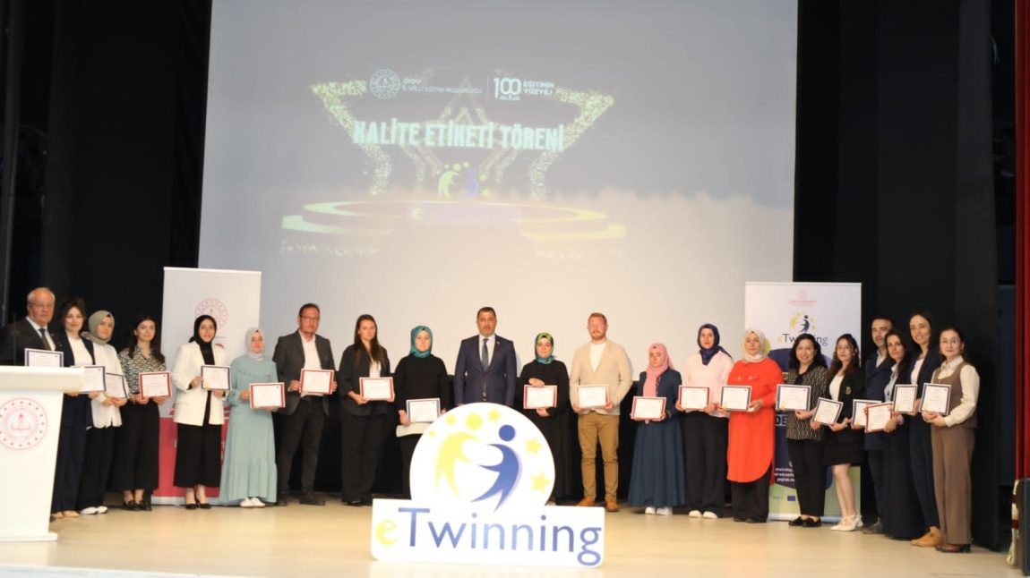 ÖĞRETMENLERİMİZ E TWİNNİNG KALİTE ETİKETİ ÖDÜL TÖRENİNE KATILDI